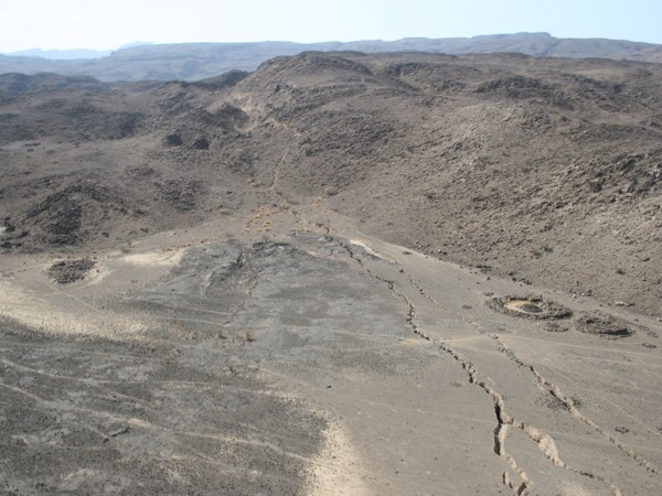 Cracks in the ground in the centre of the rift